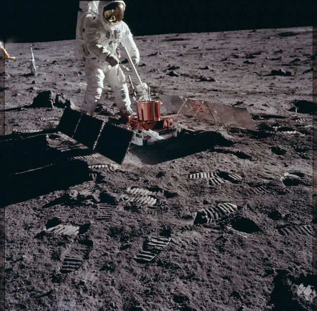Американский астронавт из экипажа «Аполлона-11» проводит эксперимент на Луне