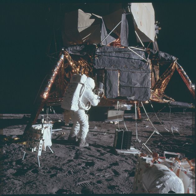 Спускаемый модуль «Аполлона-12» и американский астронавт на Луне