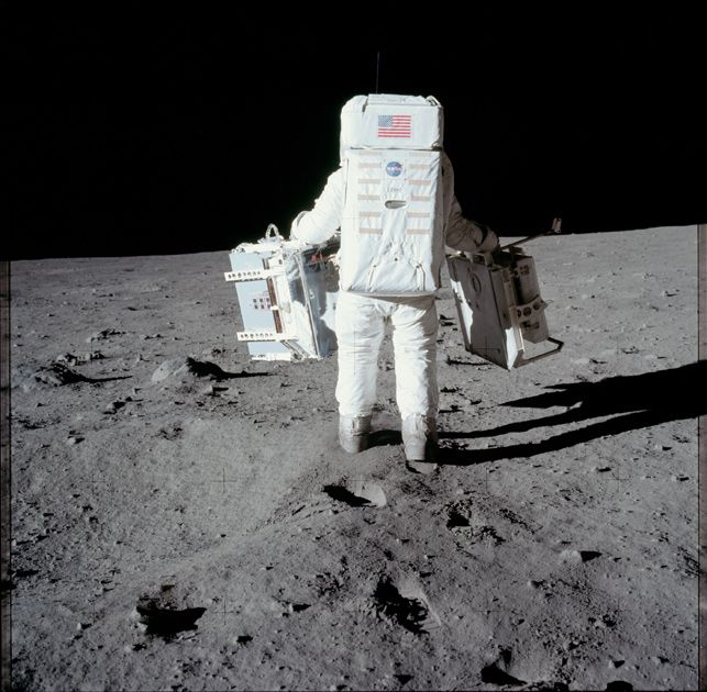 Американский астронавт из экипажа «Аполлона-11» на Луне