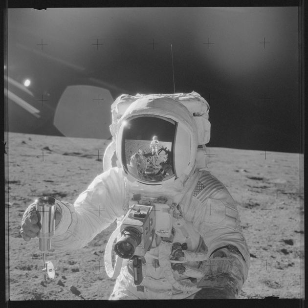 Американский астронавт из экипажа «Аполлона-12» на Луне