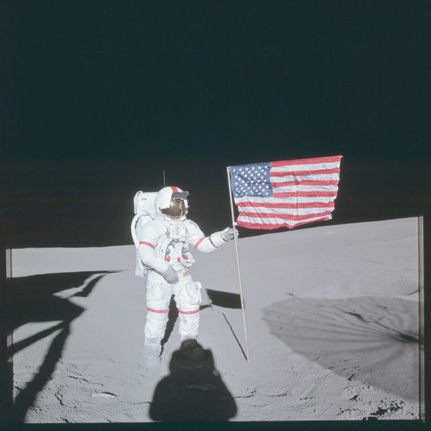 Американский астронавт из экипажа «Аполлона-14» с флагом США на Луне