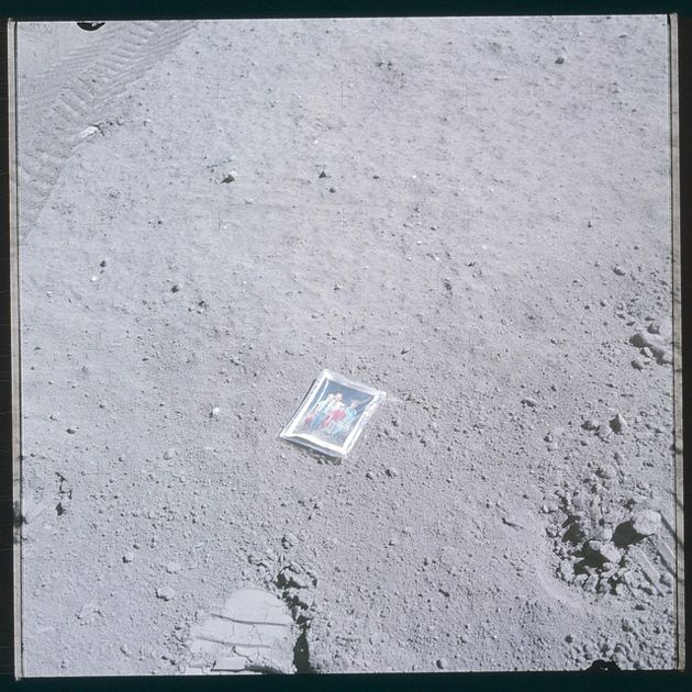 Семейное фото астронавта Чарльза Дьюка, оставленное им на Луне