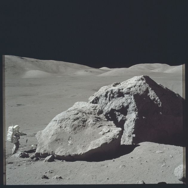 Снимок лунной поверхности и американского астронавта, сделанный его коллегой по миссии «Аполлон-17»