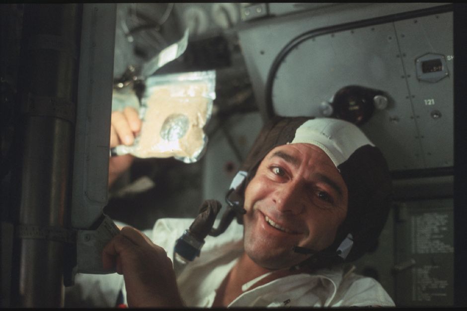 Астронавт Роналд Эванс с образацами лунного грунта