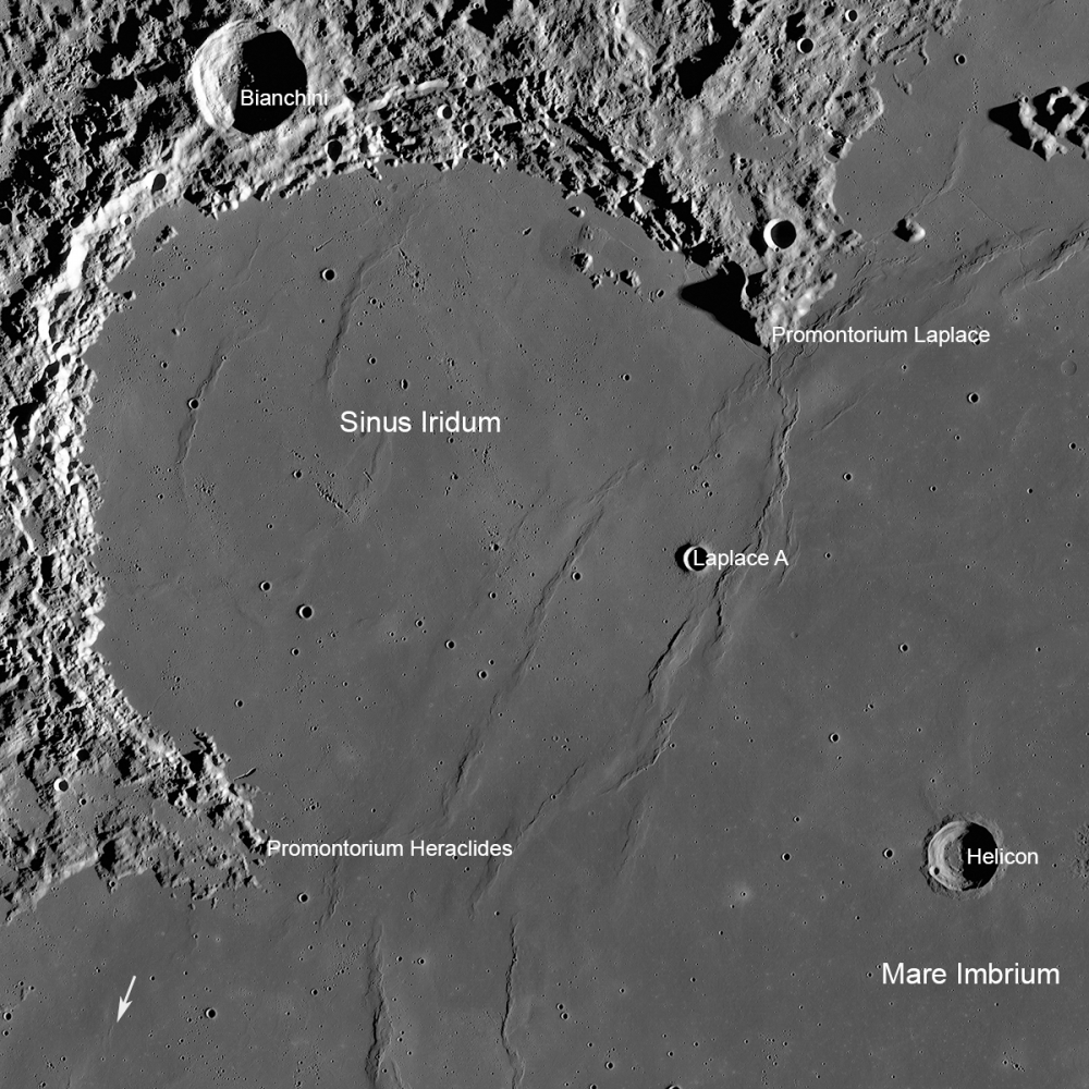 Запланированное место высадки на лунной поверхности — Залив Радуги; стрелка внизу слева указывает место посадки советского «Лунохода-1»