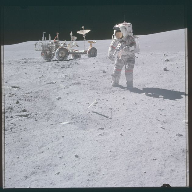 Американский астронавт миссии «Аполлон-16» на Луне